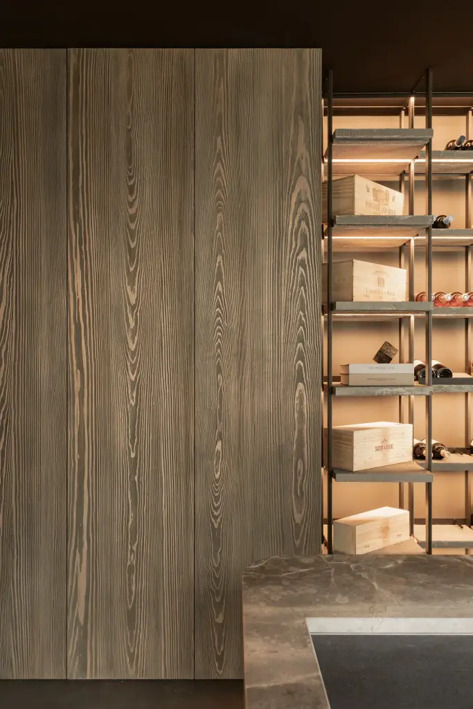 Gebeitste houten kast naast het wijnrek en het natuurstenen blad, a space that changes with the rhythm of the day, interieur Laura Calleeuw