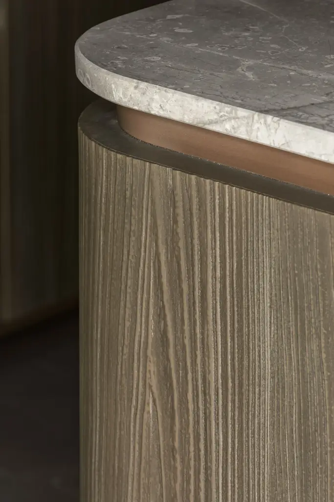 Natuurstenen rand boven het gebogen geribbelde houten front, a space that changes with the rhythm of the day, interieur Laura Calleeuw