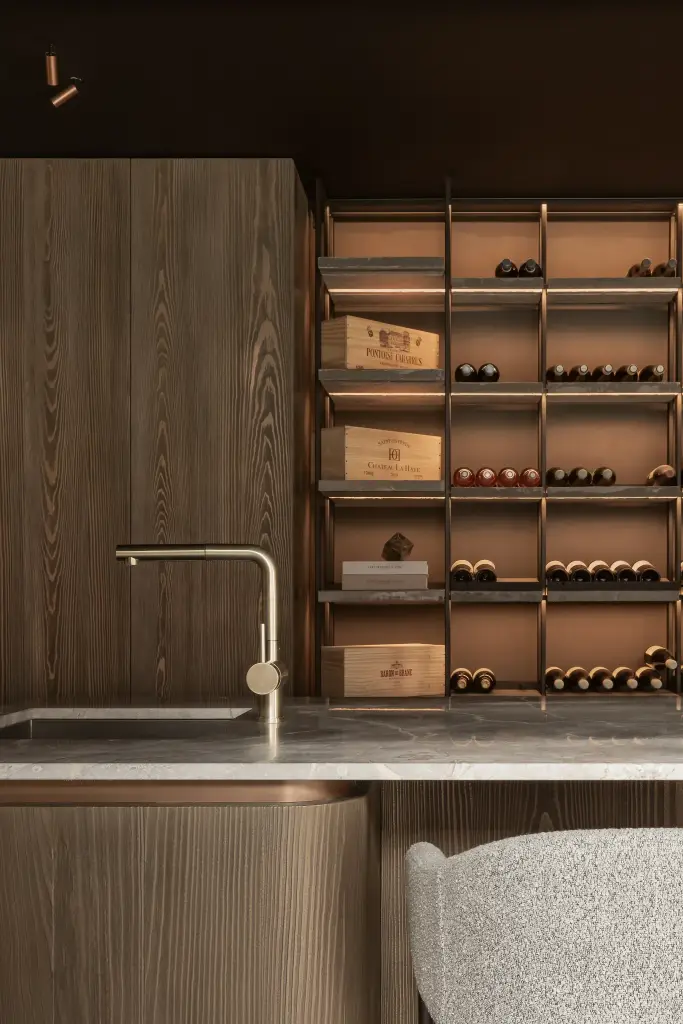 Wijnrek met kraan boven het gebogen houten front met barkruk, met en zonder verlichting, a space that changes with the rhythm of the day, interieur Laura Calleeuw