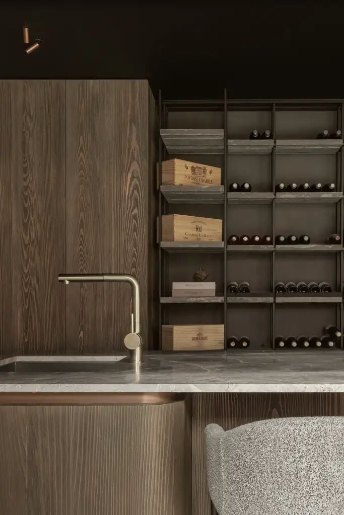 Wijnrek met kraan boven het gebogen houten front met barkruk, met en zonder verlichting, a space that changes with the rhythm of the day, interieur Laura Calleeuw