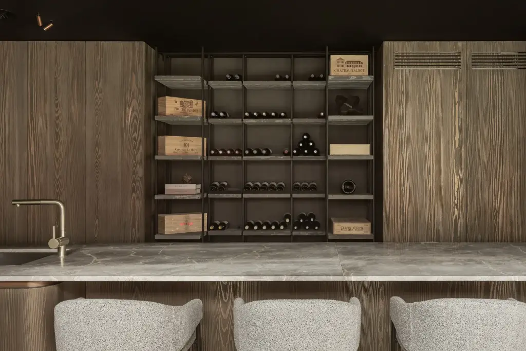 Wijnrek in staal met kratten en flessen boven het natuurstenen blad met kraan, met en zonder verlichting, a space that changes with the rhythm of the day, interieur Laura Calleeuw