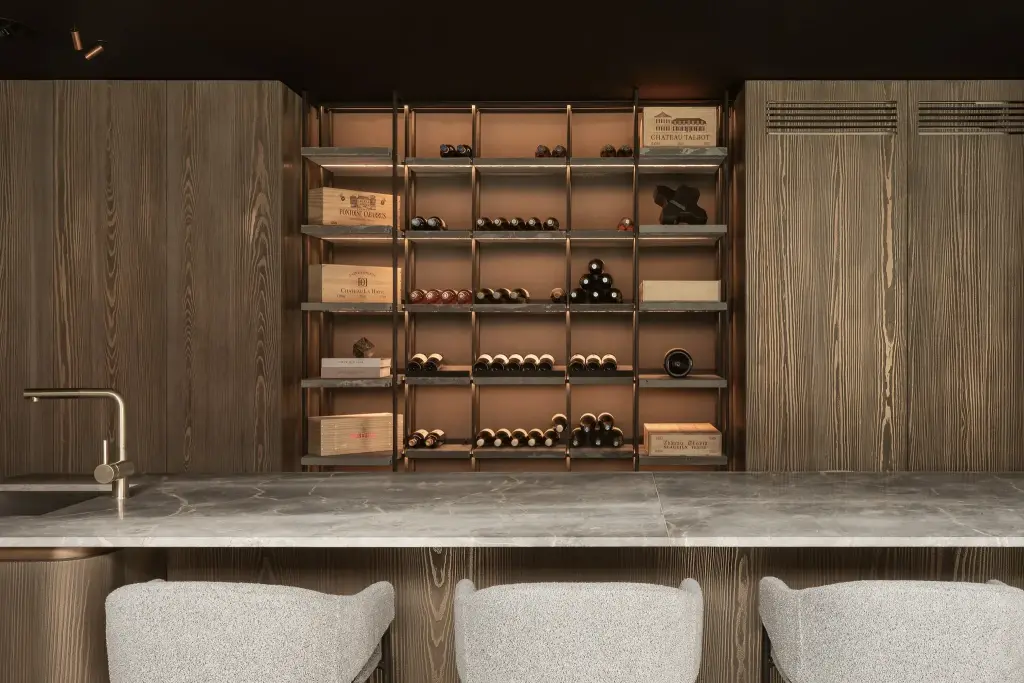Wijnrek in staal met kratten en flessen boven het natuurstenen blad met kraan, met en zonder verlichting, a space that changes with the rhythm of the day, interieur Laura Calleeuw