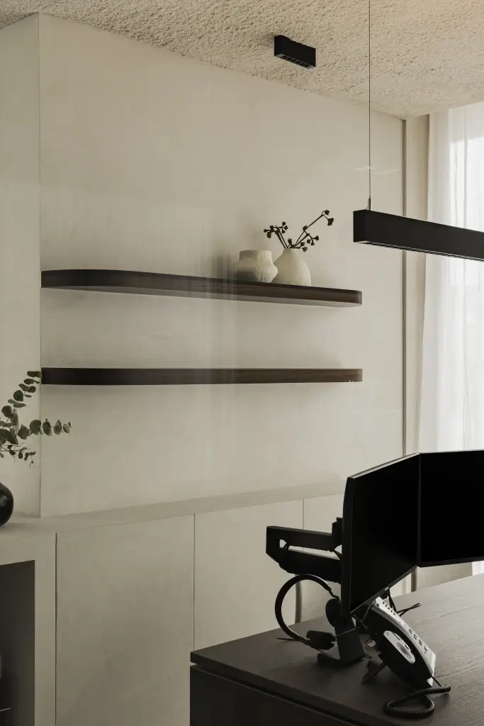 Bureau met schermen, planken met vaas en een lange lamp, Kantoor KBC in Ardooie, interieur Laura Calleeuw