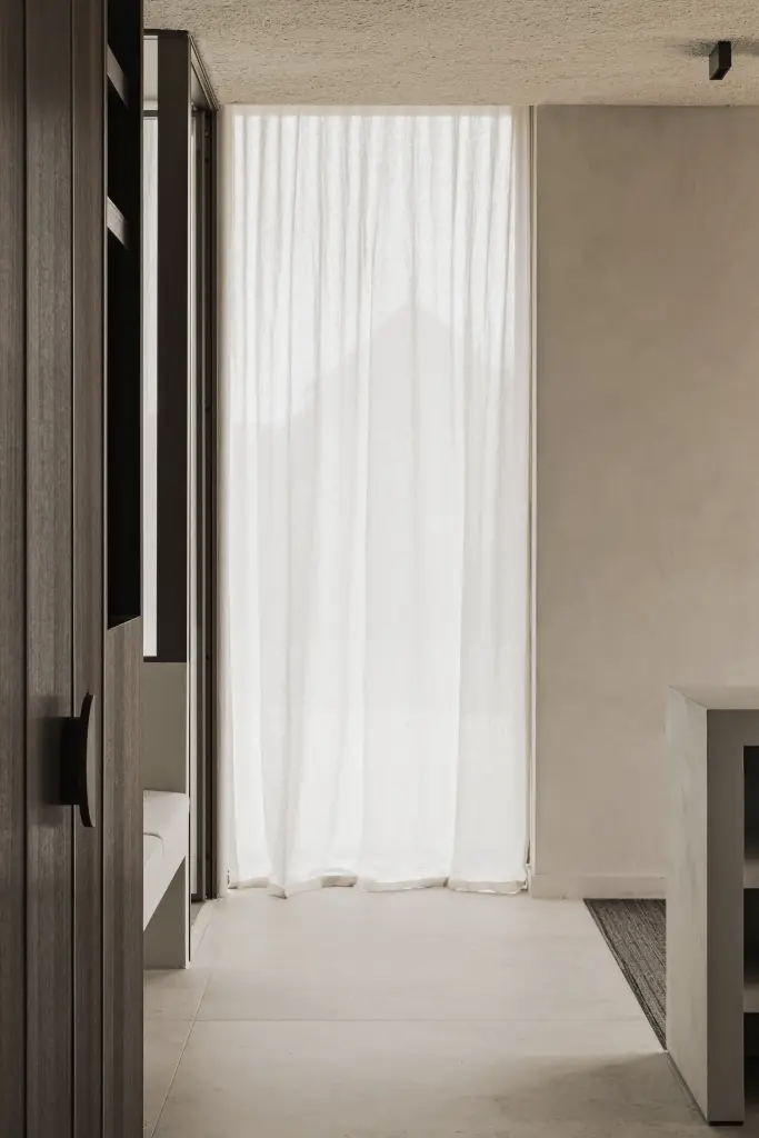 Gang met hoog raam, vitrage, houten wand en de balie op de achtergrond, Kantoor KBC in Ardooie, interieur Laura Calleeuw