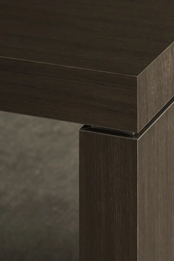Detail van de hoek van een donker houten kast, Kantoor KBC in Ardooie, interieur Laura Calleeuw