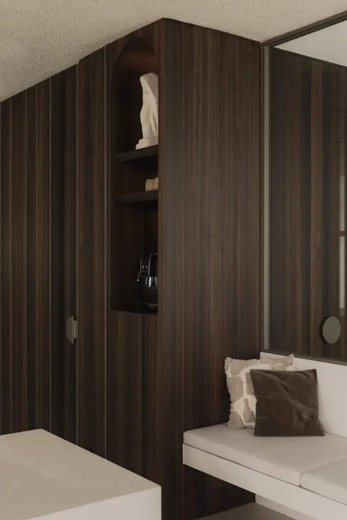 Nis in donker hout met een beeld en een bolvormige hanglamp, Kantoor KBC in Ardooie, interieur Laura Calleeuw