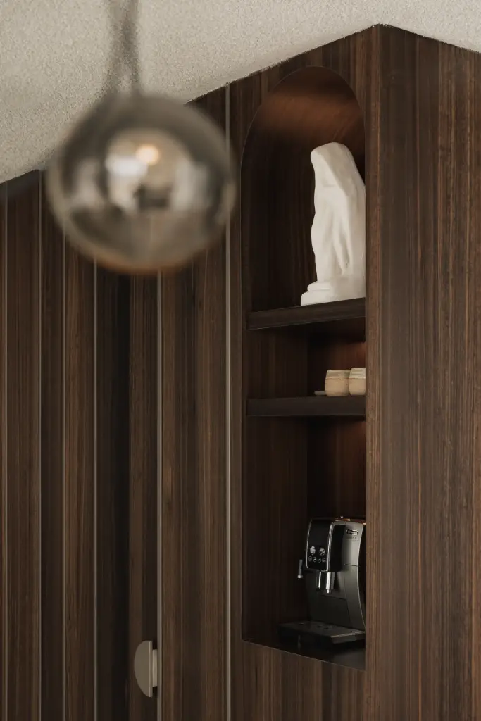 Nis in donker hout met een beeld en een bolvormige hanglamp, Kantoor KBC in Ardooie, interieur Laura Calleeuw