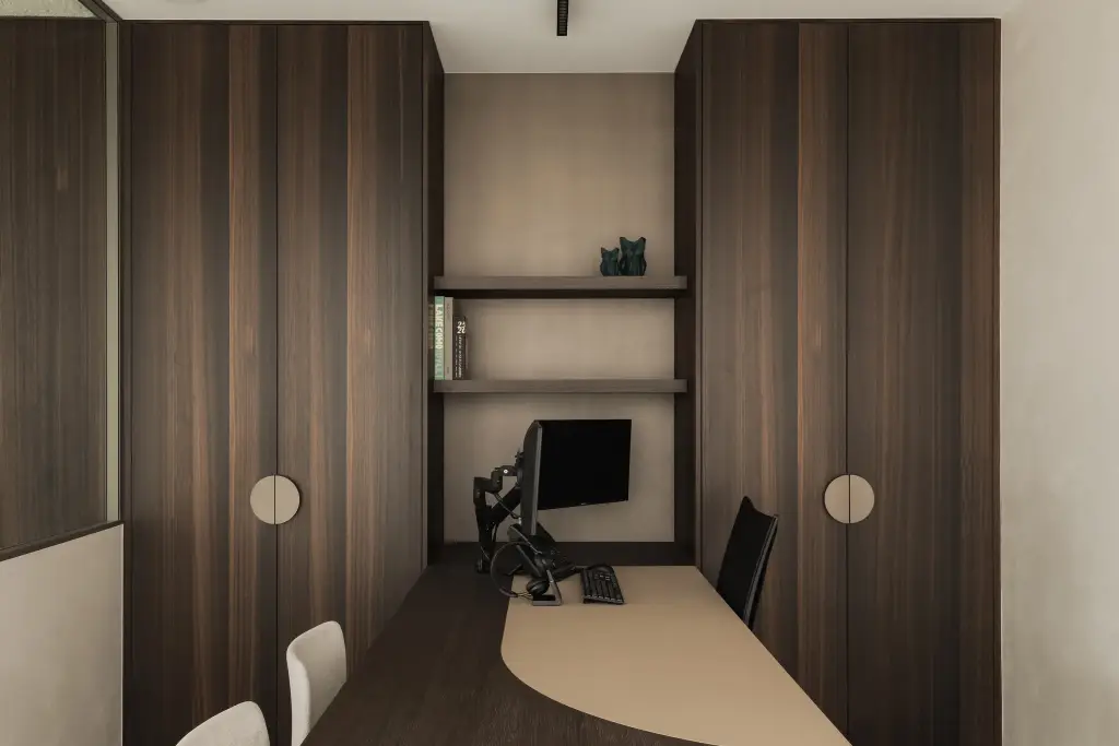 Kantoor in donker hout met kastendeuren, plankjes, bureau met beige blad en ronde grepen, Kantoor KBC in Ardooie, interieur Laura Calleeuw