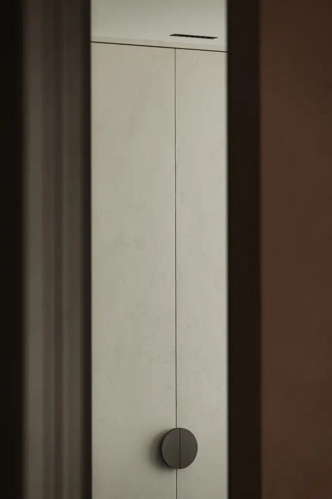 Kastdeur met een ronde greep naast een bruine houten wand, Kantoor KBC in Ardooie, interieur Laura Calleeuw