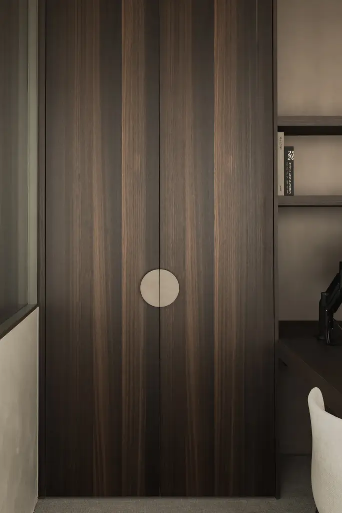 Kastendeuren in donker hout met een ronde greep, Kantoor KBC in Ardooie, interieur Laura Calleeuw
