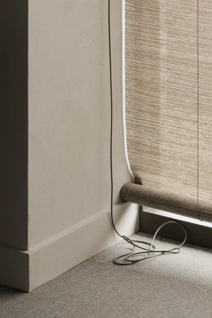 Rieten rolgordijn met een kabel op het tapijt, Kantoor KBC in Ardooie, interieur Laura Calleeuw