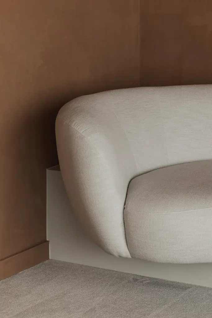 Detail van een witte sofa in organische vorm, Kantoor KBC in Ardooie, interieur Laura Calleeuw