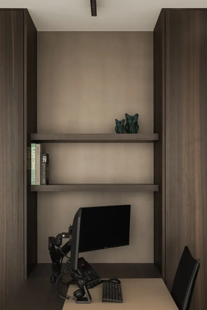 Werknis met bureau, scherm en planken in donker hout, Kantoor KBC in Ardooie, interieur Laura Calleeuw