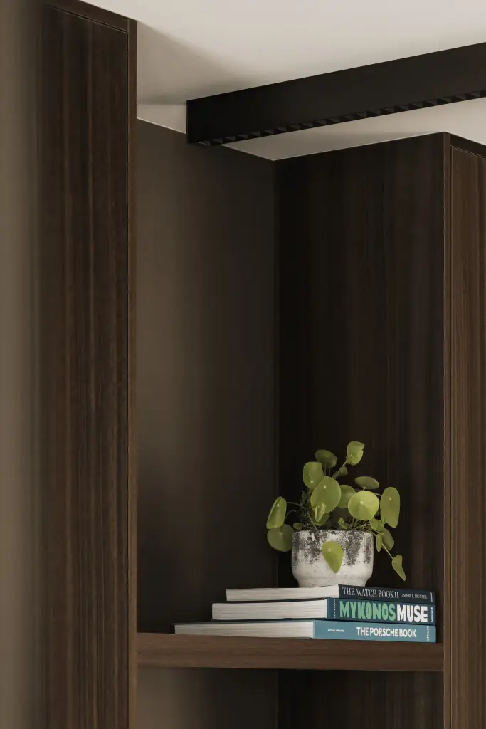Werknis in donker hout met een plant en boeken, Kantoor KBC in Ardooie, interieur Laura Calleeuw
