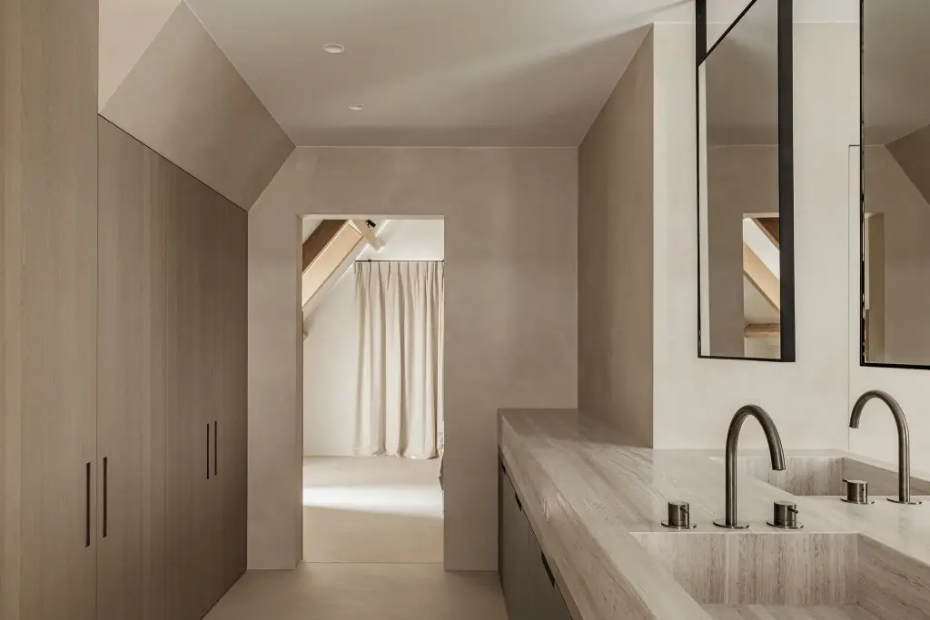 Badkamer met eikenhouten kast en dubbele wastafel met doorkijk naar de slaapkamer, where architecture creates space for experience, interieur Laura Calleeuw