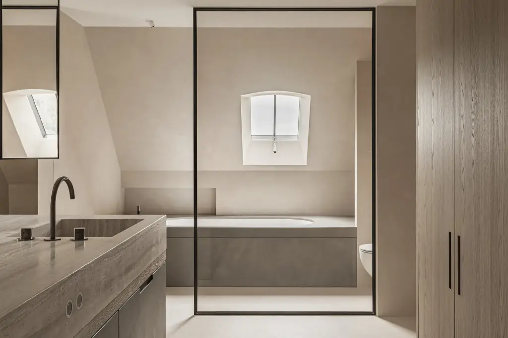 Badkamer met inbouwbad, stalen glaswand, travertijn wastafel en eikenhouten kast, where architecture creates space for experience, interieur Laura Calleeuw