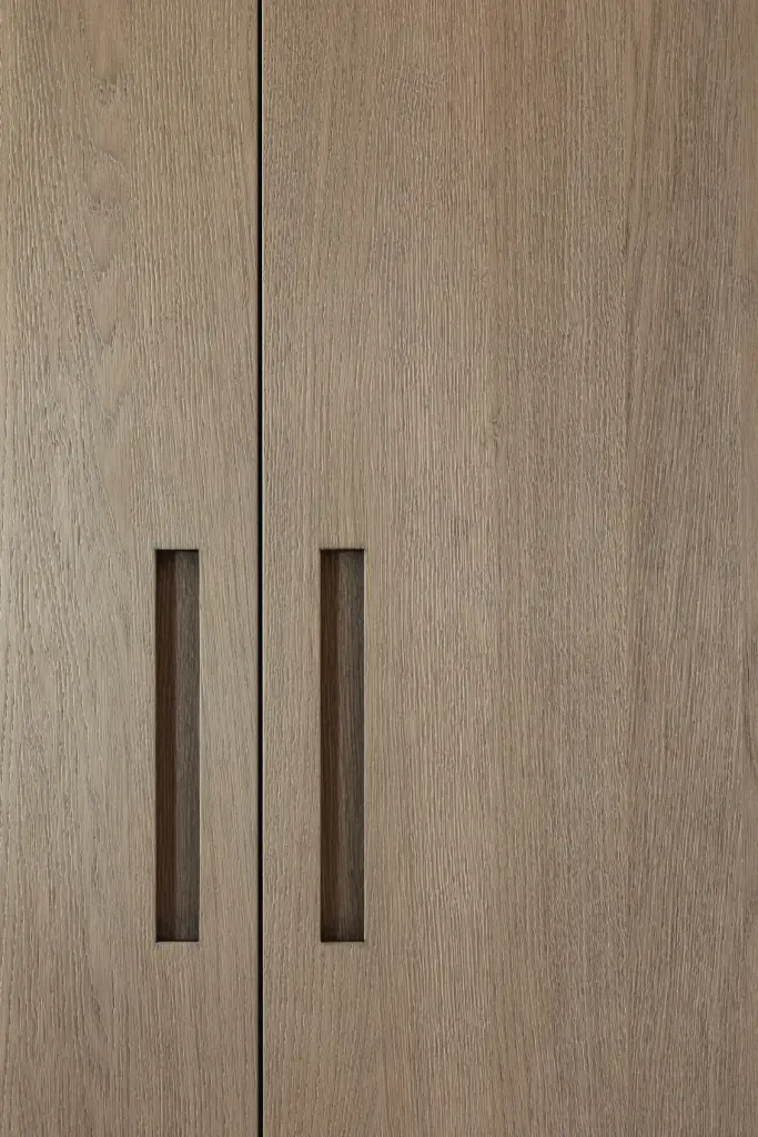 Badkamer met inbouwbad, stalen glaswand, travertijn wastafel en eikenhouten kast, where architecture creates space for experience, interieur Laura Calleeuw
