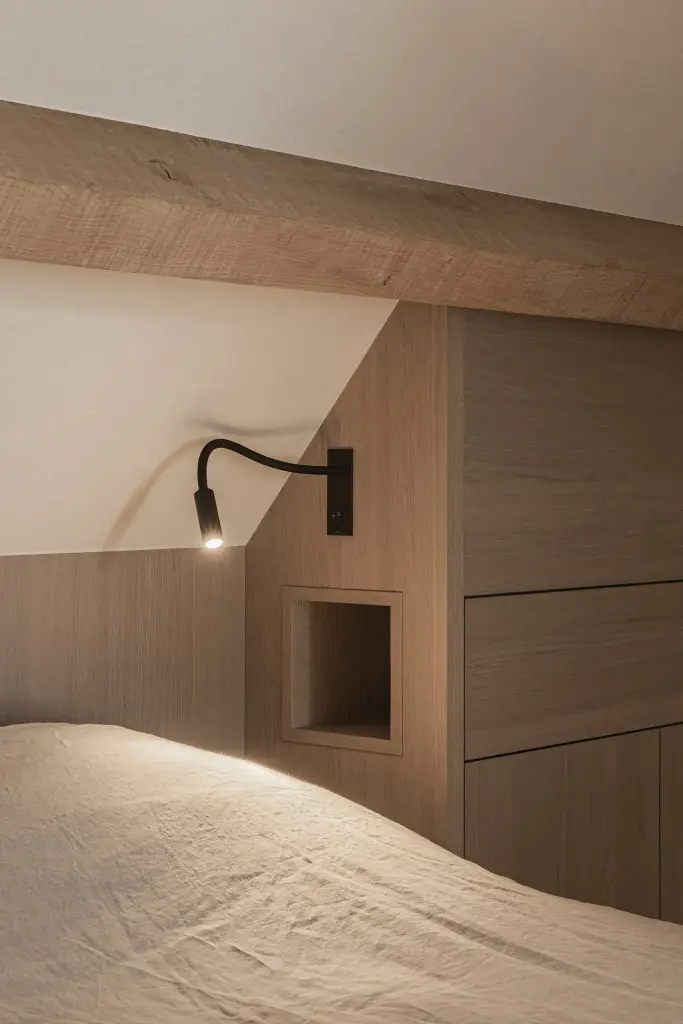Bed met leeslamp en nis in eikenhouten kastwerk, where architecture creates space for experience, interieur Laura Calleeuw