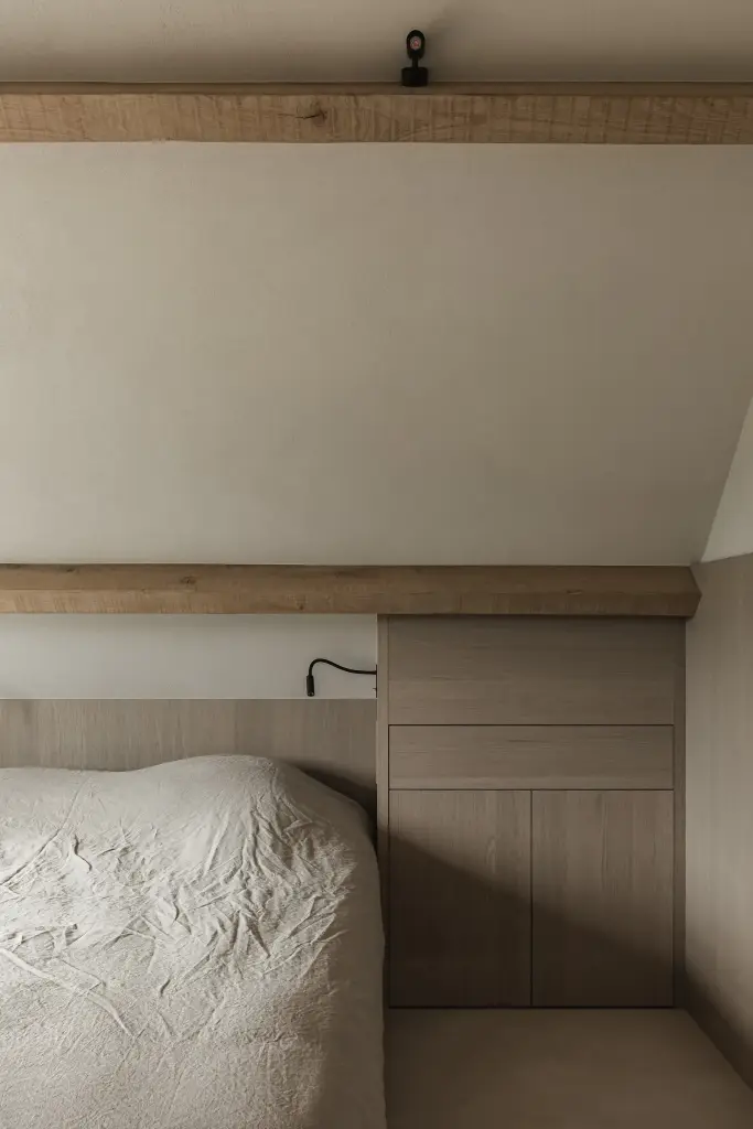 Bed met leeslamp en nis in eikenhouten kastwerk, where architecture creates space for experience, interieur Laura Calleeuw