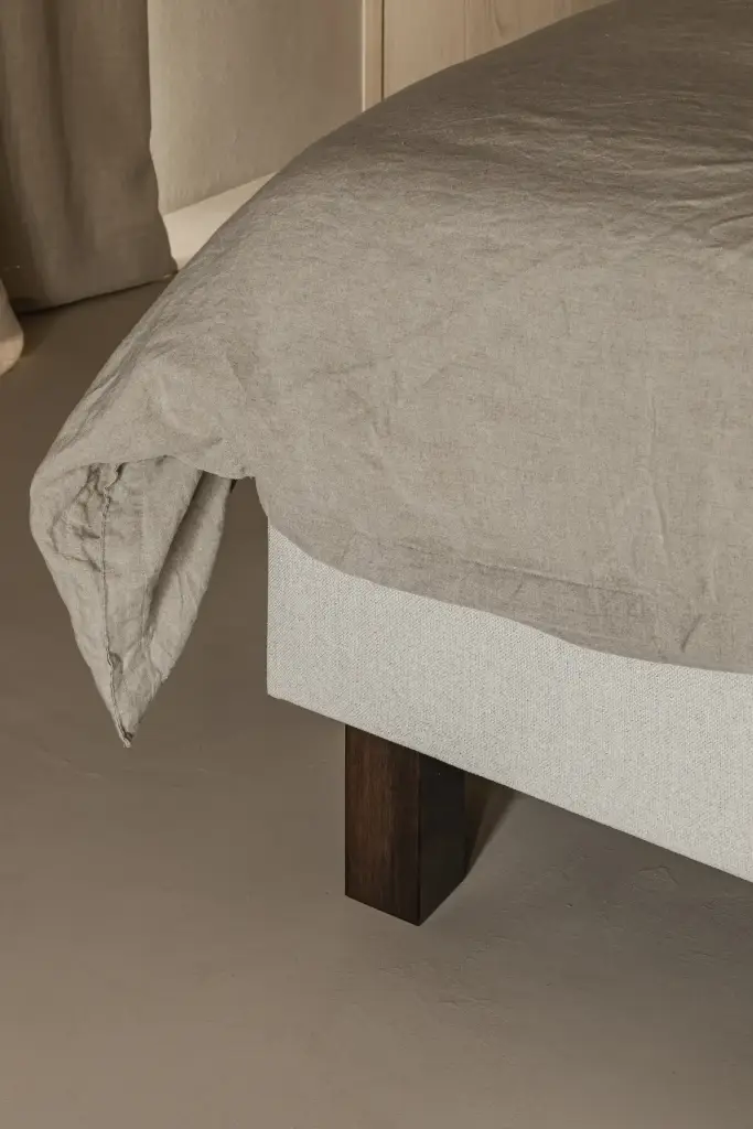 Detail van linnen beddengoed en bedpoot, where architecture creates space for experience, interieur Laura Calleeuw