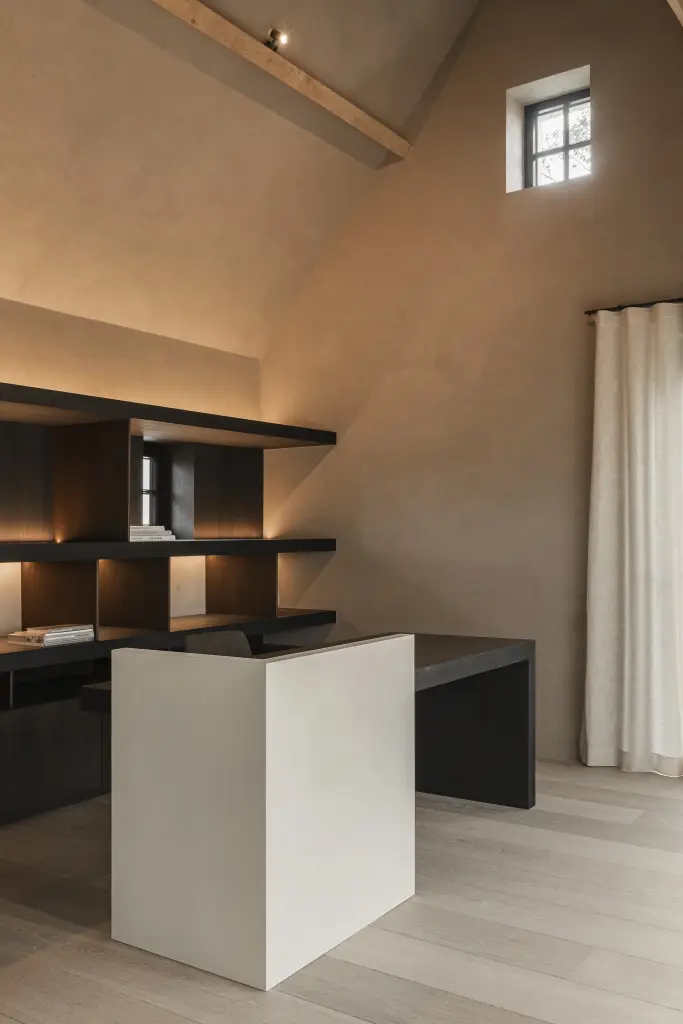 Werkhoek met open kast in donker eiken, verlichting en wit bureaublok, where architecture creates space for experience, interieur Laura Calleeuw