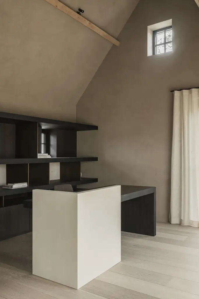 Werkhoek met open kast in donker eiken, verlichting en wit bureaublok, where architecture creates space for experience, interieur Laura Calleeuw