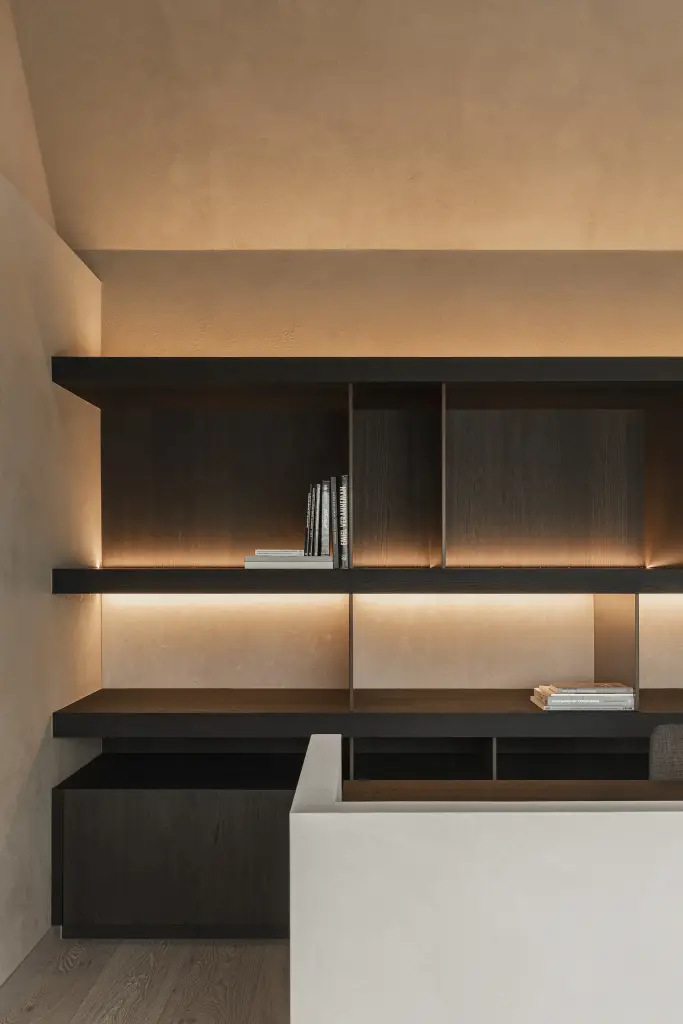 Werkhoek met open kast in donker eiken, verlichting en wit bureaublok, where architecture creates space for experience, interieur Laura Calleeuw