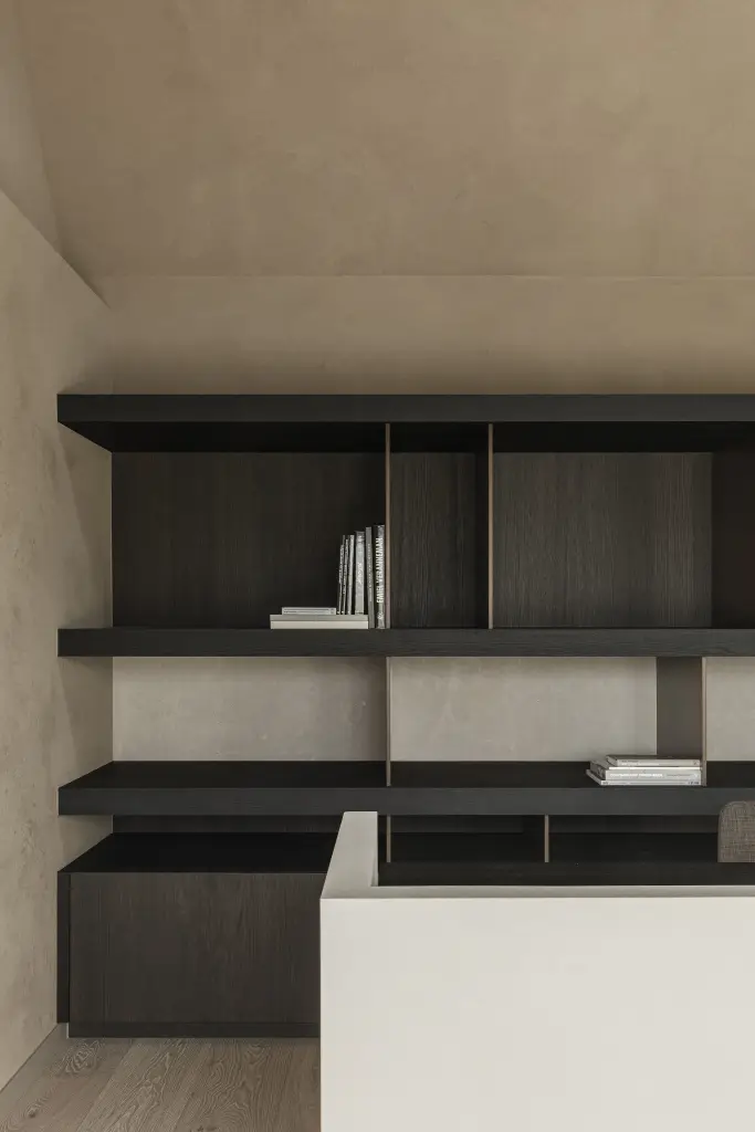 Werkhoek met open kast in donker eiken, verlichting en wit bureaublok, where architecture creates space for experience, interieur Laura Calleeuw