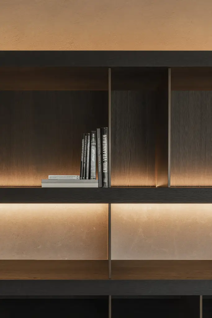 Werkhoek met open kast in donker eiken, verlichting en wit bureaublok, where architecture creates space for experience, interieur Laura Calleeuw