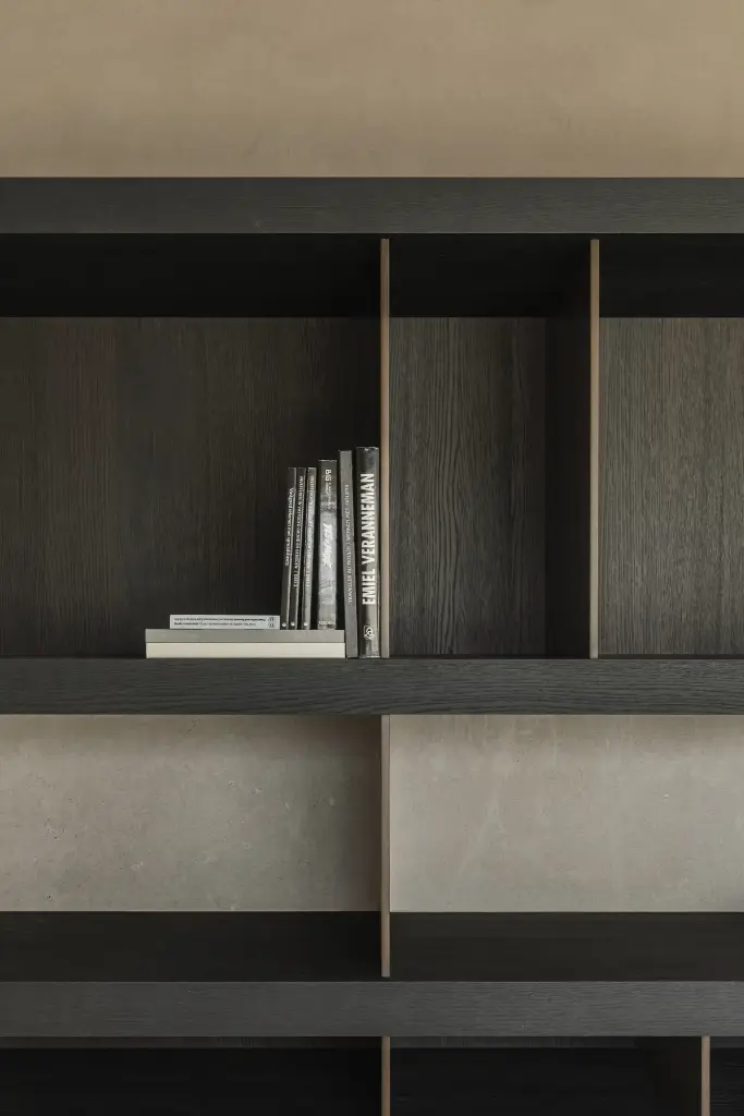 Werkhoek met open kast in donker eiken, verlichting en wit bureaublok, where architecture creates space for experience, interieur Laura Calleeuw