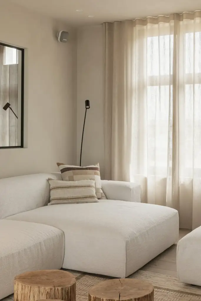 Chaise longue van de hoekzetel naast een gordijn en vloerlamp, where architecture creates space for experience, interieur Laura Calleeuw