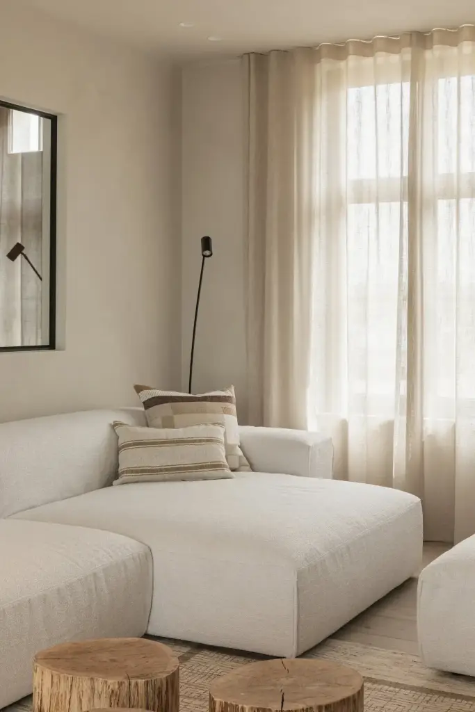 Chaise longue van de hoekzetel naast een gordijn en vloerlamp, where architecture creates space for experience, interieur Laura Calleeuw