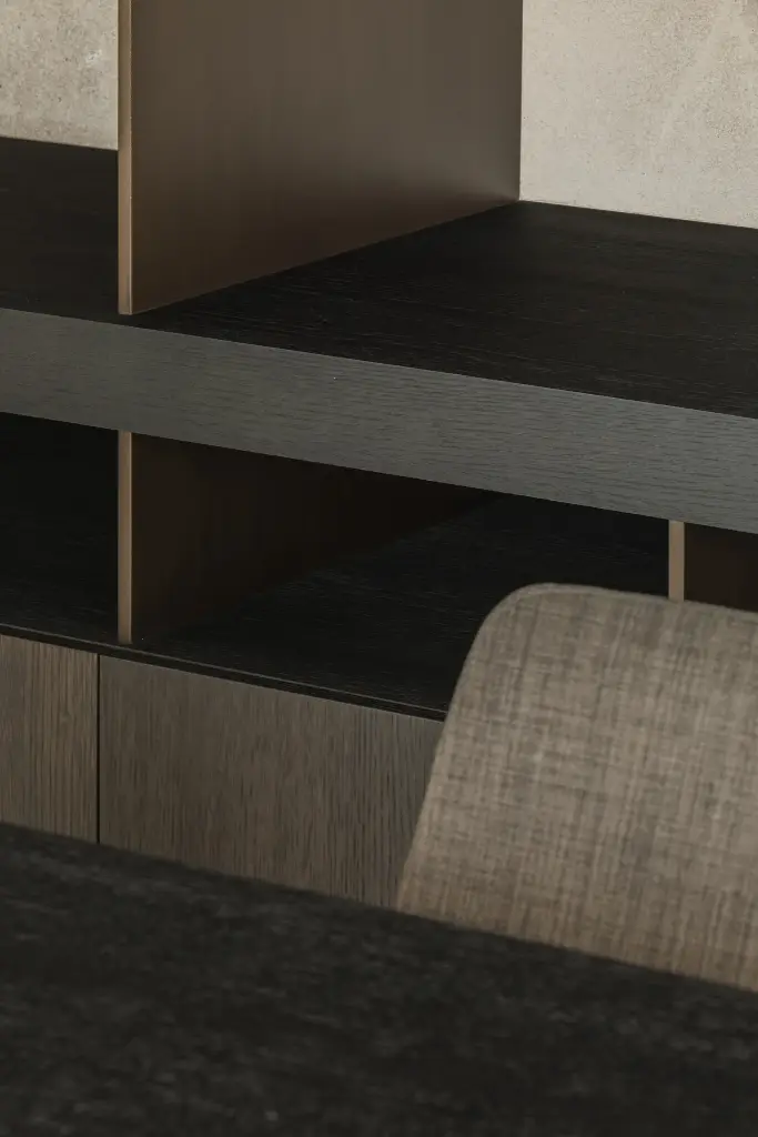 Detail van donker eikenhouten planken en bureaublad, where architecture creates space for experience, interieur Laura Calleeuw