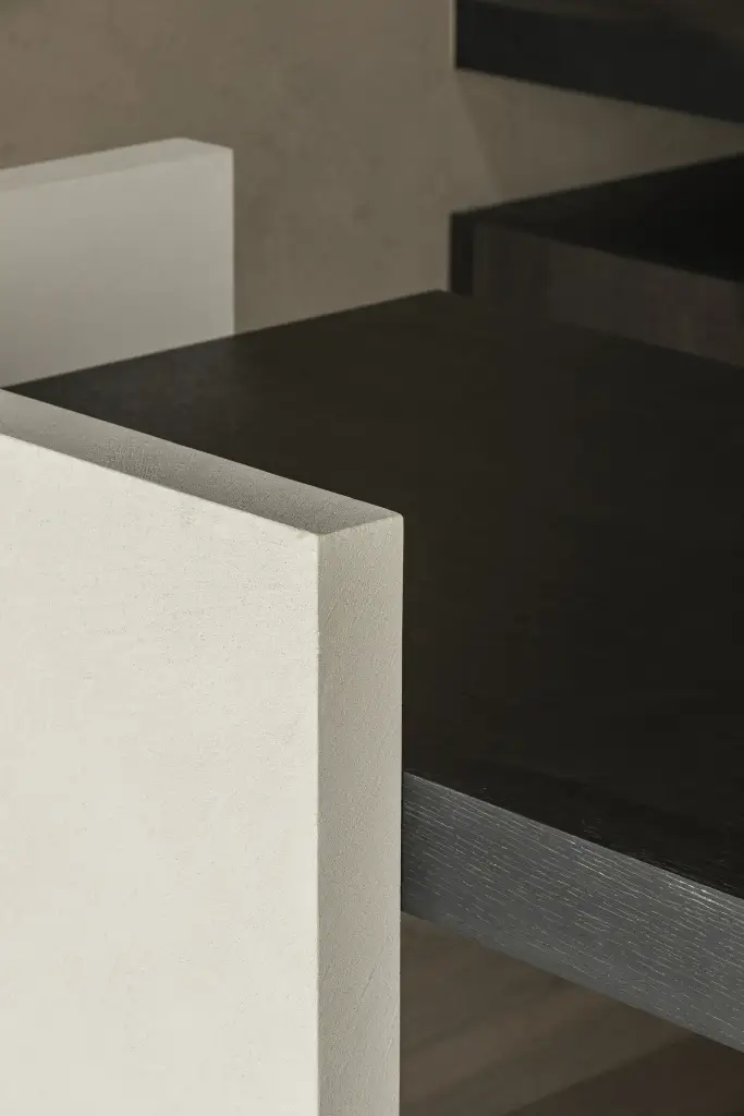 Detail van donker eikenhouten planken en bureaublad, where architecture creates space for experience, interieur Laura Calleeuw
