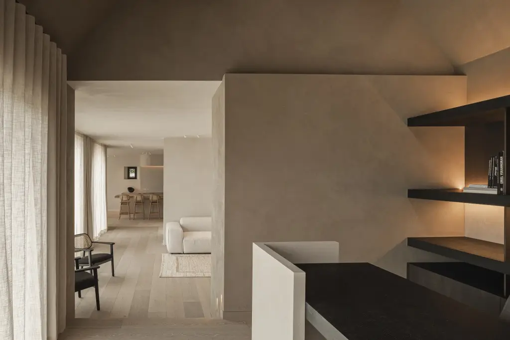 Doorkijk vanuit de werkhoek naar de woonkamer langs een linnen gordijn, where architecture creates space for experience, interieur Laura Calleeuw