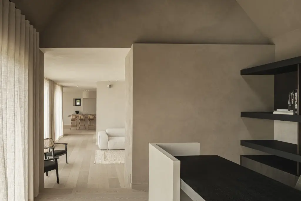 Doorkijk vanuit de werkhoek naar de woonkamer langs een linnen gordijn, where architecture creates space for experience, interieur Laura Calleeuw