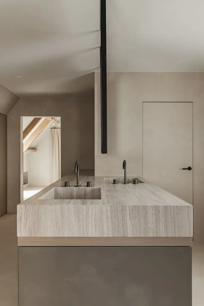 Dubbele wastafel in travertijn met in plafond opgehangen spiegels in zwart stalen kader, where architecture creates space for experience, interieur Laura Calleeuw
