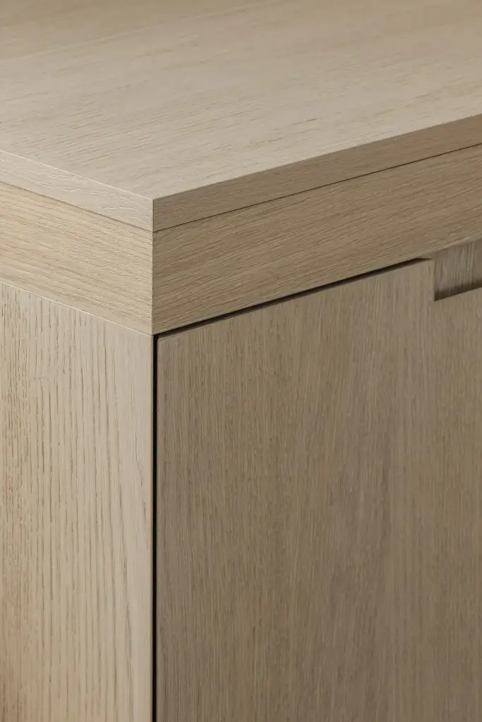 Detail van eikenhouten kastfront met verdoken greep, where architecture creates space for experience, interieur Laura Calleeuw
