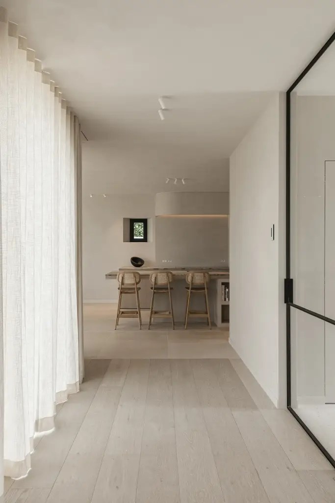 Gang met stalen deur en linnen gordijn met doorkijk naar de keuken, where architecture creates space for experience, interieur Laura Calleeuw