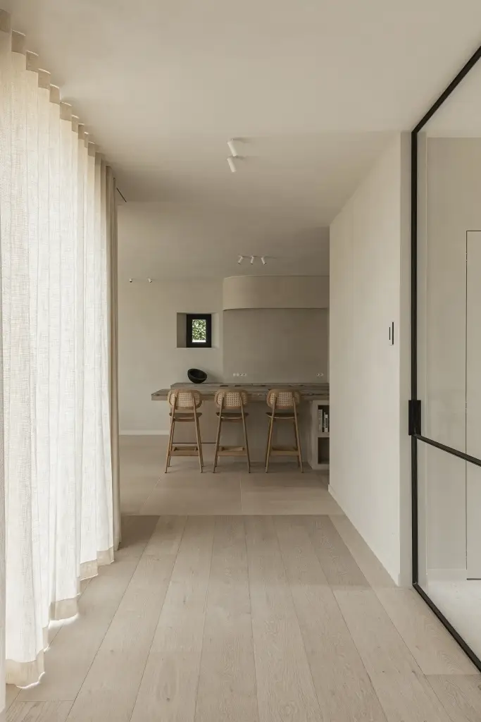 Gang met stalen deur en linnen gordijn met doorkijk naar de keuken, where architecture creates space for experience, interieur Laura Calleeuw