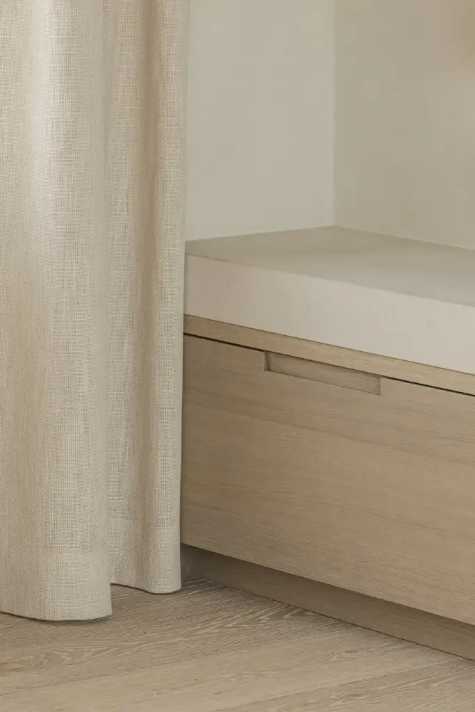 Detail van de gashaard met bakstenen achterwand en eikenhouten meubel, where architecture creates space for experience, interieur Laura Calleeuw