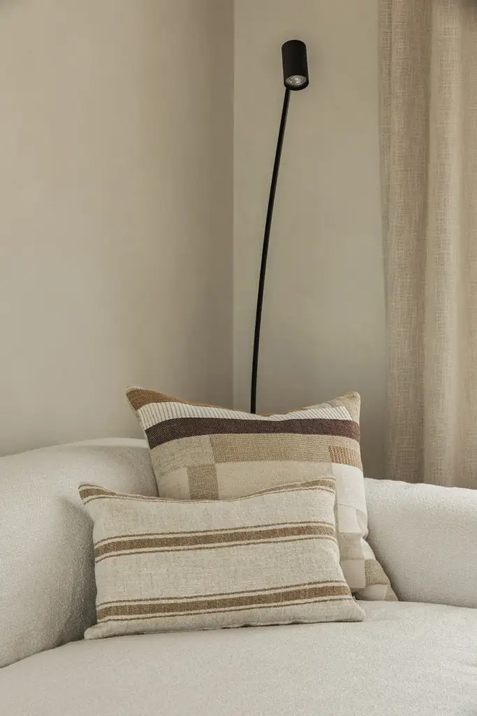 Hoekzetel met gestreepte sierkussens en vloerlamp, where architecture creates space for experience, interieur Laura Calleeuw