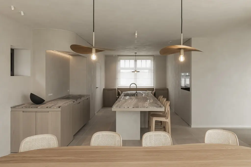 Keuken met eiland, twee hanglampen en doorkijk naar de eethoek, where architecture creates space for experience, interieur Laura Calleeuw