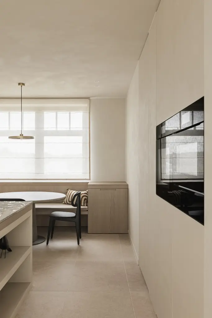 Keuken met inbouwoven en doorkijk naar de eethoek, where architecture creates space for experience, interieur Laura Calleeuw