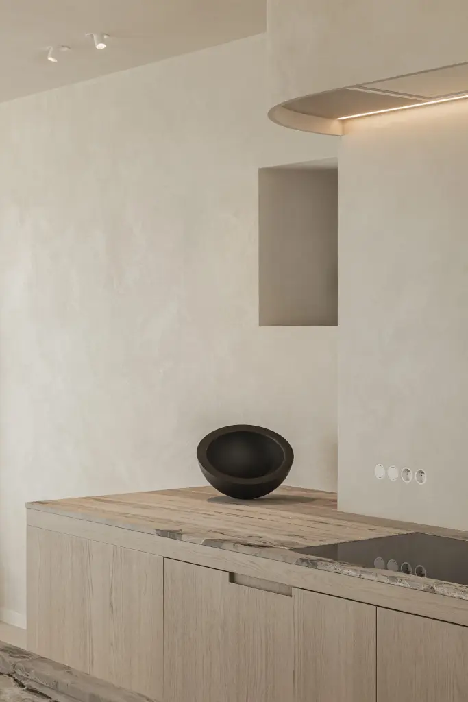 Keuken met kookplaat, klein venster in microcement nis en zwarte schaal, where architecture creates space for experience, interieur Laura Calleeuw
