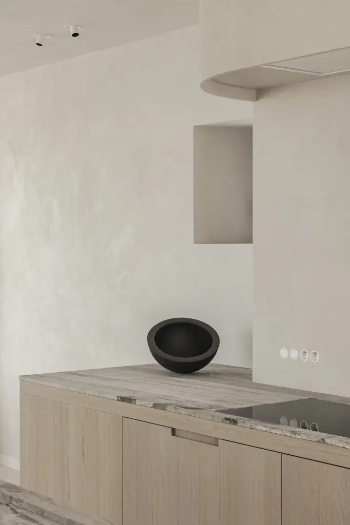 Keuken met kookplaat, klein venster in microcement nis en zwarte schaal, where architecture creates space for experience, interieur Laura Calleeuw