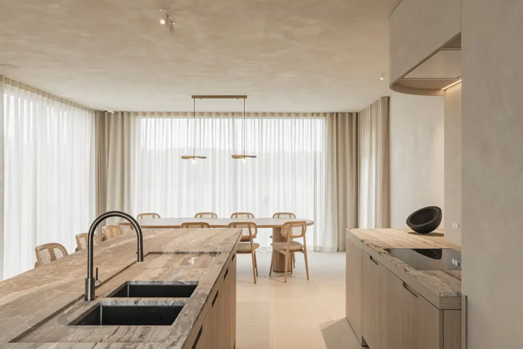 Keukeneiland met dubbele spoelbak met zicht op de eetruimte, where architecture creates space for experience, interieur Laura Calleeuw
