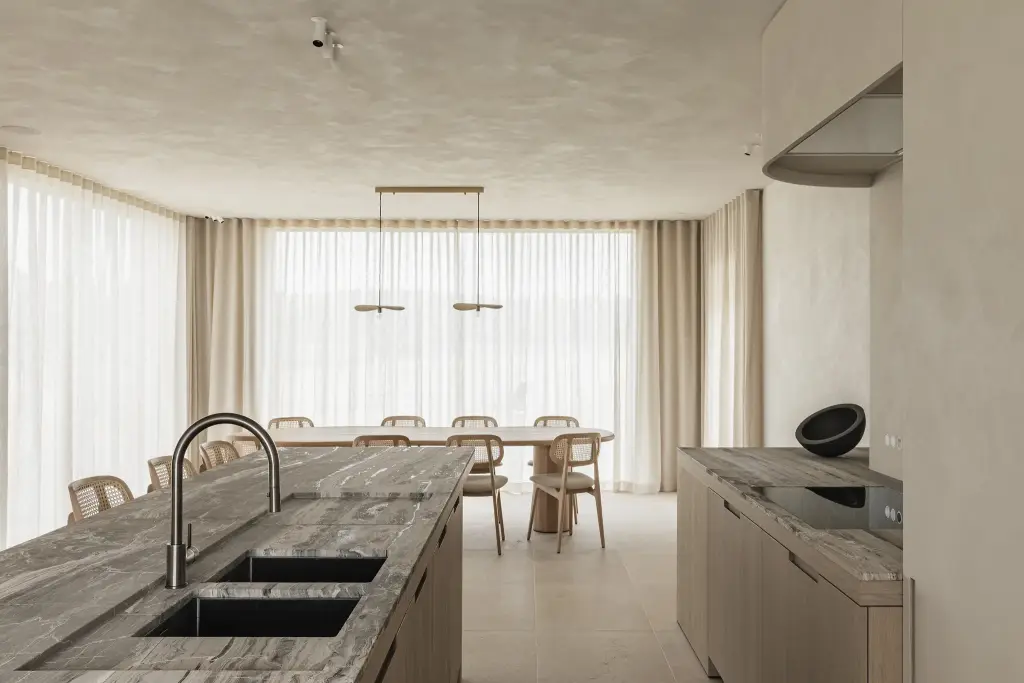 Keukeneiland met dubbele spoelbak met zicht op de eetruimte, where architecture creates space for experience, interieur Laura Calleeuw