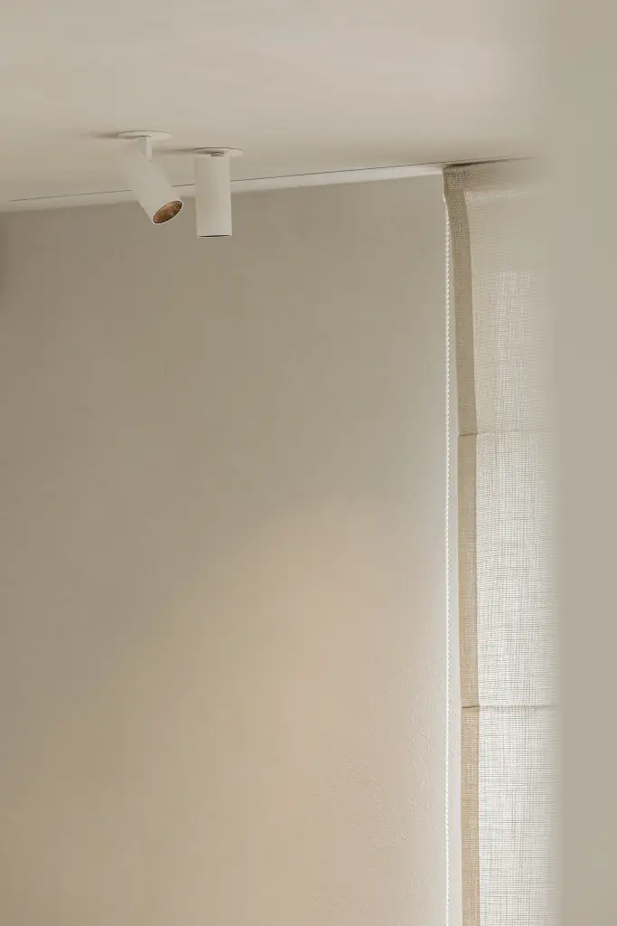 Plafondspot in een microcement hoek, where architecture creates space for experience, interieur Laura Calleeuw