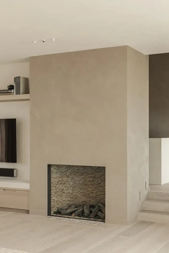 Microcement schouw met gashaard en houtblokken, where architecture creates space for experience, interieur Laura Calleeuw